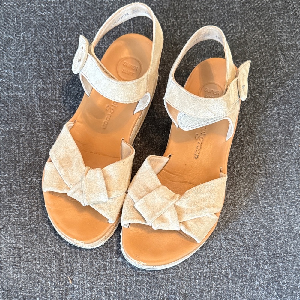 Paul Green Ankle Strap Platform
Sandal